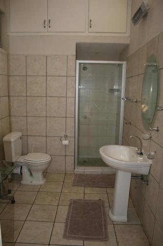 Standard Queen Room image 3