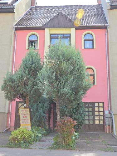  Apartman Napsugár Vendégház Eger, Pension in Eger