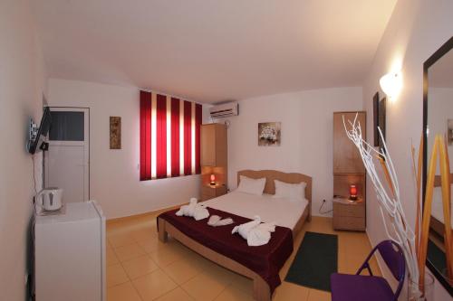 Panos - image 3