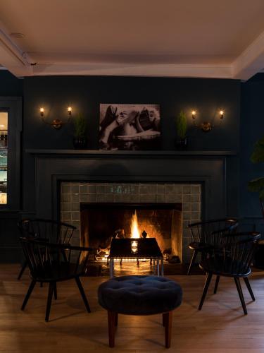 103331568 The Maidstone Hotel