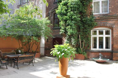 Erkély/terasz, Die Fabrik - baxpax Hotel in Kreuzberg