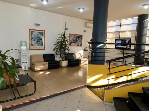Hotel Tres Cruces - 로비