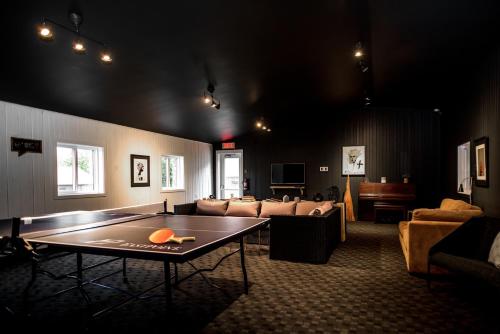 Shared lounge/TV area, Beatnik Hotel in Bromont (QC)