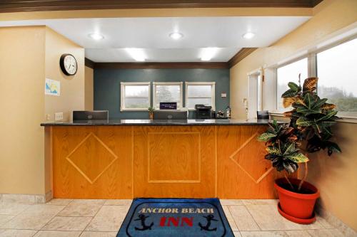 Anchor Beach Inn - image 5