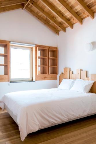 Porto Pim Bay - image 2