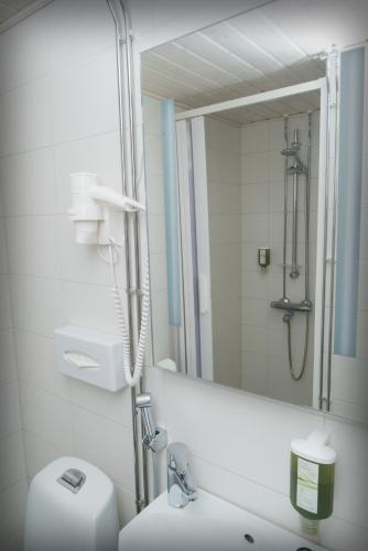 ห้องน้ำ, Hotel Golden Dome Iisalmi in อีซาลมี