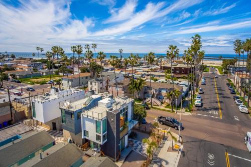 Modern Beach Home Steps To The Sand in San Diego, USA