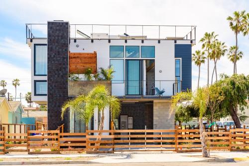 Modern Beach Home Steps To The Sand in San Diego, USA