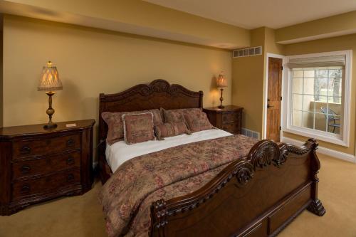 Goldmoor Inn & Resort Goldmoor Inn & Resort is a popular choice amongst travelers in Galena (IL), whether exploring or just passing through. The property offers a wide range of amenities and perks to ensure you have a grea