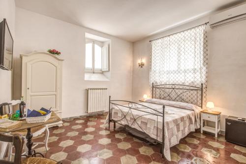1 queen bed, 2 twin beds