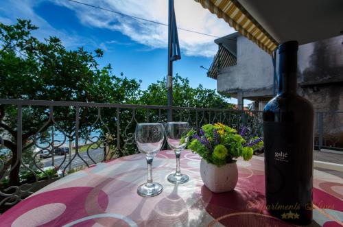 ระเบียง/ชานเรือน, Apartments Nives Suhi Potok in ดูกิ รัต