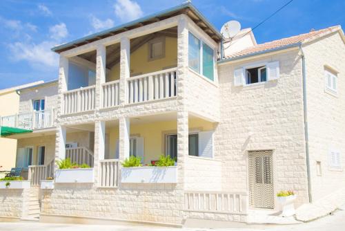  Eni apartments BOL, Pension in Bol