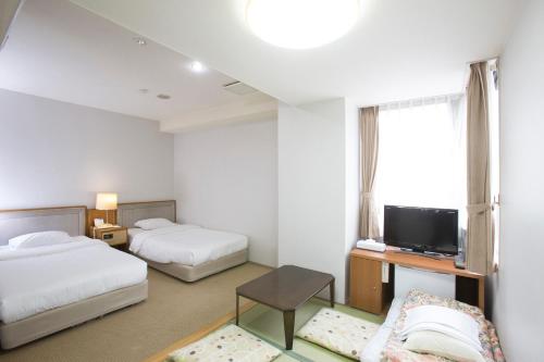 2 twin beds, 2 futon beds