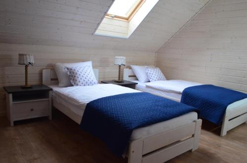 2 twin beds
