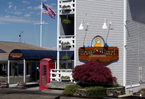 布朗碼頭旅館 (Browns Wharf Inn) in 布斯貝港