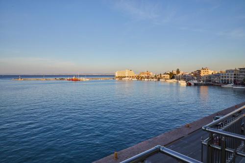 Vistas, Amalia City Rooms in Chios
