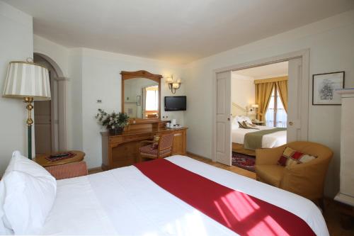 1 king bed, 2 sofa beds