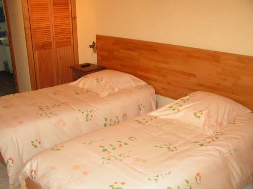1 queen bed, 2 twin beds