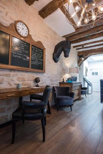 Фойє, Hotel Le Chantilly in Chantilly