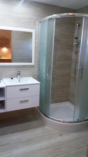 2 bedrooms, 4 beds