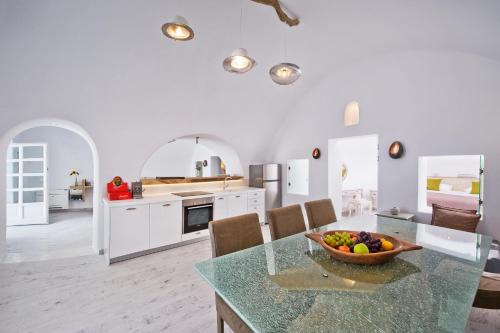 Hyperion Oia Suites - image 3