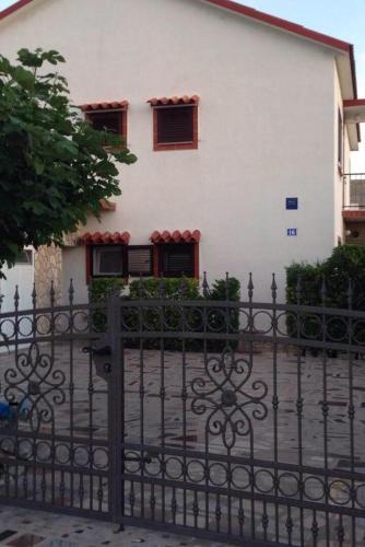Apartments with a parking space Vlasici Pag - 4140 - image 3