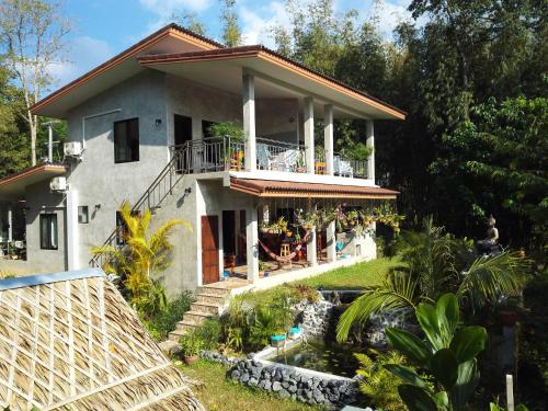 Erkély/terasz, Nananuira Apartment and Room near Hin Lad Vízesés