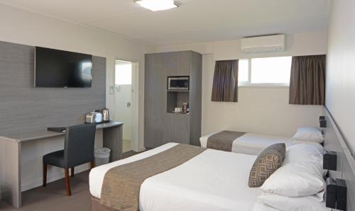 1 queen bed, 2 twin beds