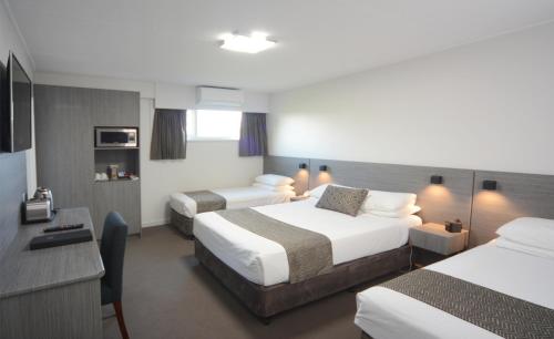 1 double bed, 2 twin beds
