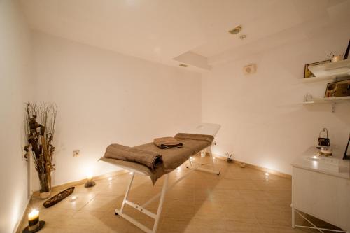 Studio with Balcony image 6