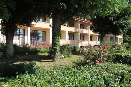 Bejárat, Lakeview Hotel and Resort in Peshtani