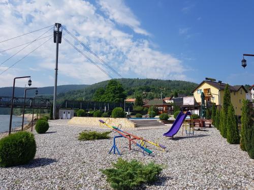 Spēļu laukums, Pansion Baša (Pansion Basa) in Ustikolina