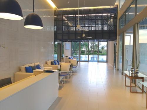BLU 1 Bed Pool Access - 로비