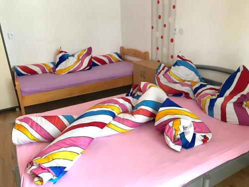 1 double bed, 1 twin bed