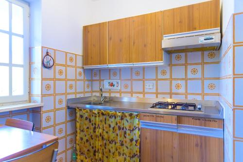 кухня, Appartamento Arancio in Марчіана