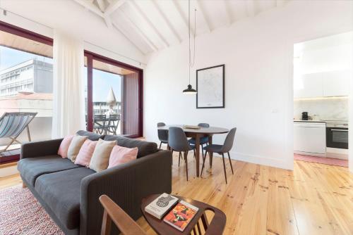 LovelyStay - Top Floor Balcony Apartment 2