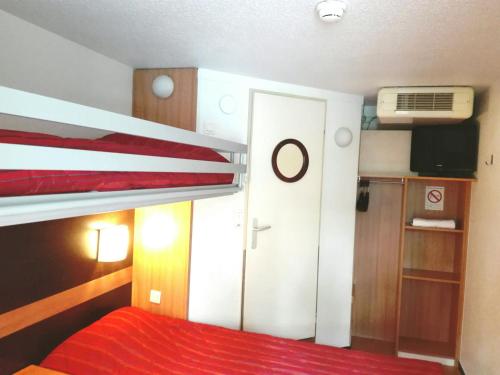 Triple Room (1 Double Bed + 1 Single Bed)