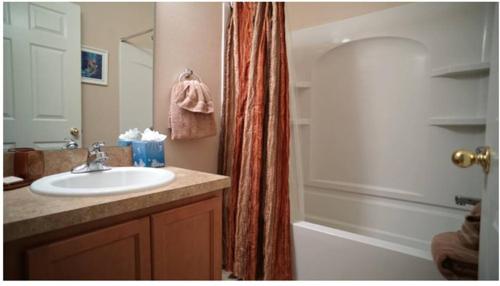 Compass Bay Tranquil Retreat - Four Bedroom Home - image 2