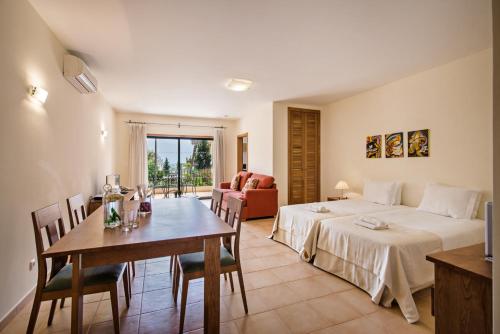 Studio Apartment image 3