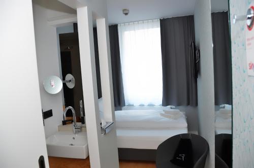 Single Room image 4