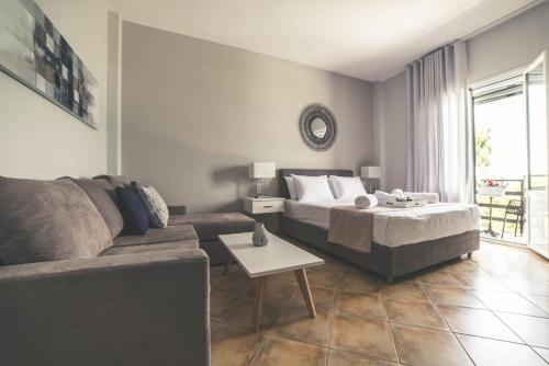 Teatro Deluxe Rooms in Kato Rodini (Akhaia)