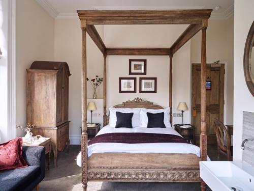 Double room, four poster