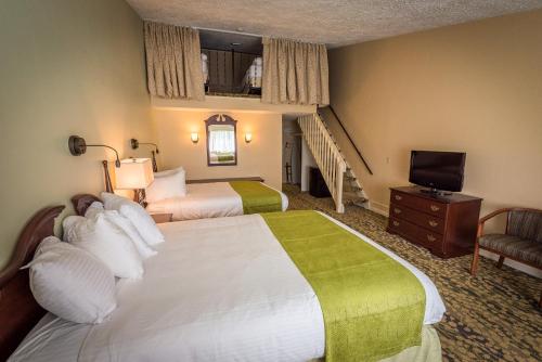 2 queen beds, 2 twin beds