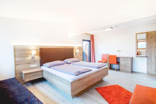 1 queen bed, 1 twin bed
