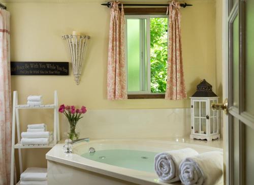 King Room with Spa Bath (Songbird - Pet Friendly)