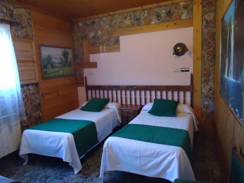 2 twin beds