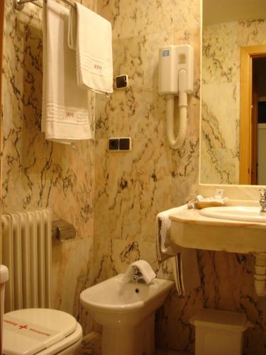 Albergue Revolutum Hostel - image 9