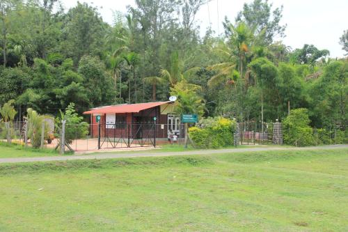 ทางเข้า, Greenwoods Nature Camp in มูทุมาลัย