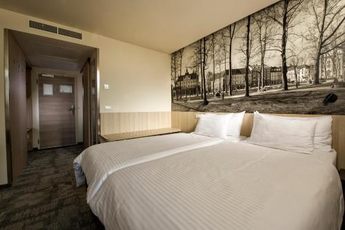Double or Twin Room image 7