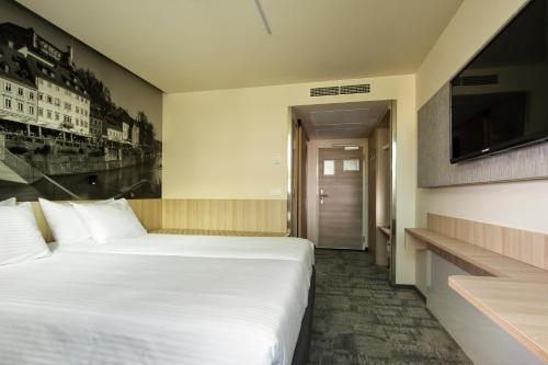 Double or Twin Room image 8